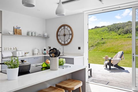 Kitchen with access to patio area - 6 The Vista, Willingcott