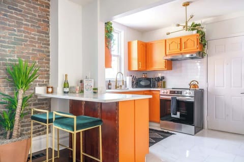 Family & Pet Friendly Vacation Rentals In Ohio Columbus
Luxury Cooking Space: Enjoy a fully stocked kitchen with a microwave, coffee maker, and all the cooking essentials for a seamless and enjoyable meal preparation experience, equipped with a Frigi