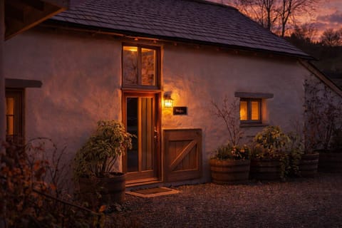 As the sun sets, warm evening light settles over The Shippon in North Devon, setting the tone for a relaxed couples’ escape. A peaceful first glimpse of this luxury coastal barn, perfectly placed for beach days and quiet evenings together.
