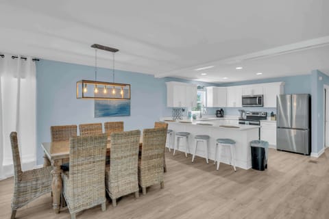 Breakfast bar with additional seating for 4