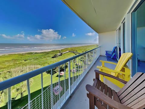 Welcome to Galvestonian 600 - Beachfront Elegance!