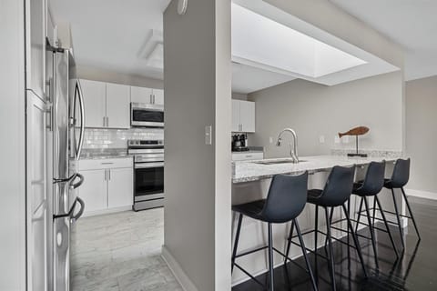 From breakfast at the bar to dinner delights, this space is the heart of the home.