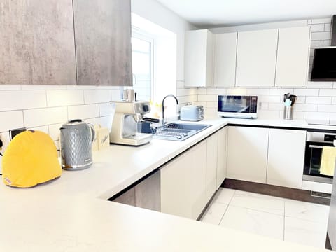 Small Appliances; Kettle, Mini Barista Coffee Maker, Toaster, Coffee Grinder