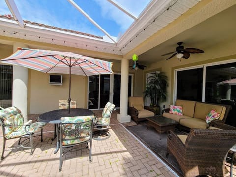 While the day in style - dine and relax in this screened in lanai