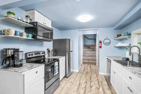 Guests can make dinner from locally caught seafood. You can go crabbing, fishing, and clamming nearby!