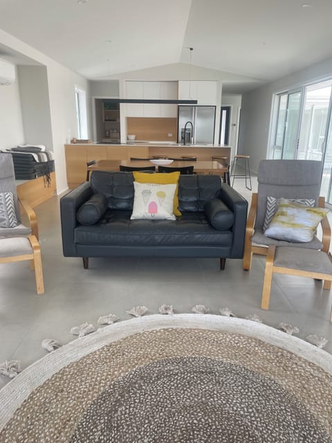 2nd lounge & kitchen