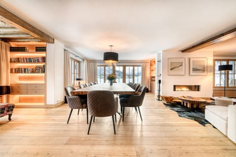 Living/dining area in Chalet Lilly – Luxury in Lech am Arlberg.