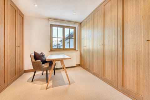 Dressing room with desk in Chalet Lilly - Luxury in Lech am Arlberg.