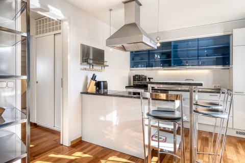 Kitchen with bar in the HEIMat family vacation home in Bludenz.