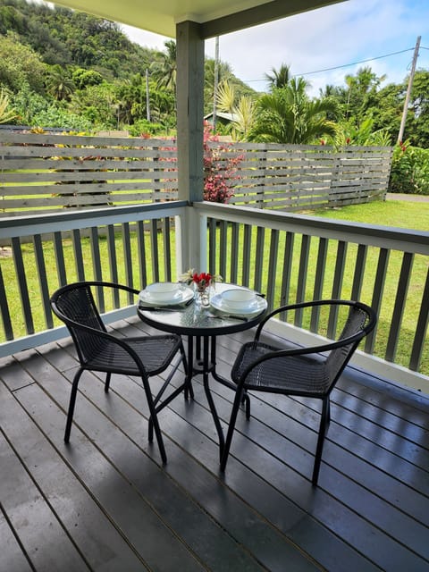 porch area and x3 piece indoor/outdoor dining set. 