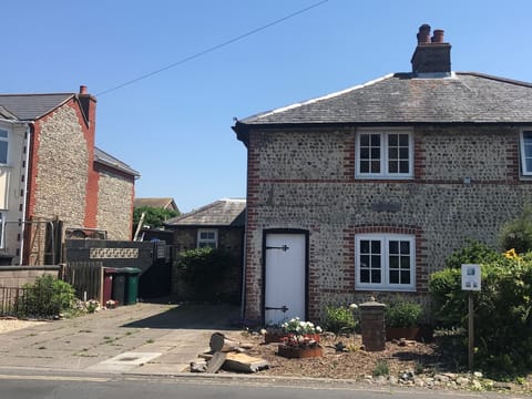 Only 250m from the beach & 2 minutes from the shops with parking for two cars.