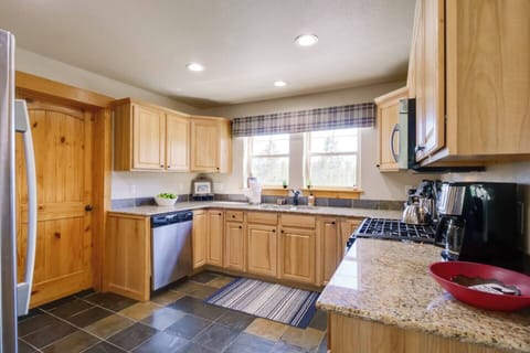 Granite counter tops, stainless steel appliances, drip coffee maker