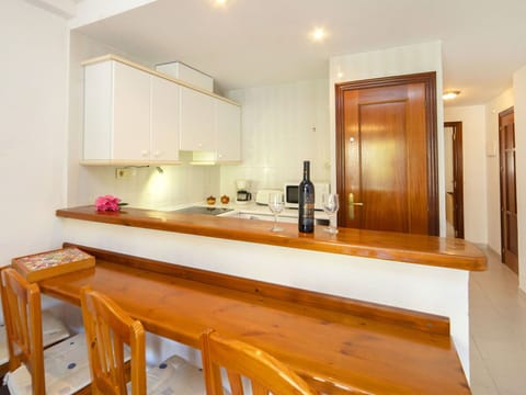 Plant, Cloud, Sky, Building, Daytime, Property, Tree, Azure, Grass, Urban Design