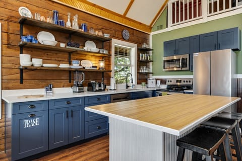 Fully stocked kitchen!