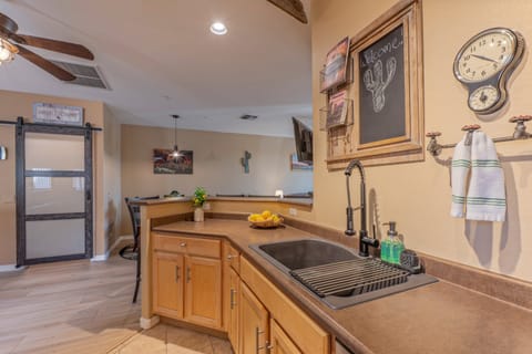 Modern kitchen has pleasing work environment for the chef and helpers.