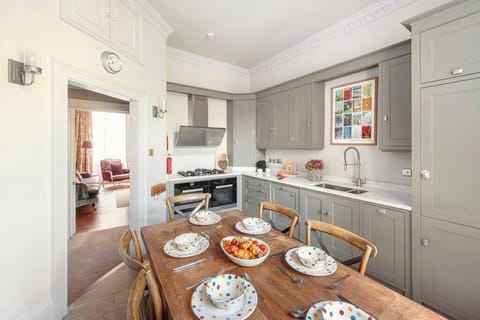 With the location being so perfect, you'll have a host of restaurants and cafes on your doorstep... but should you wish to stay in and prepare you favourite home-cooked meal, this kitchen makes that easy!