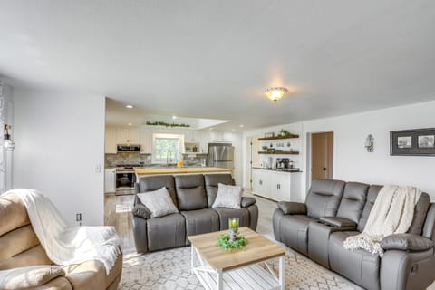 Living Room | Smart TV | Free WiFi | Board Games | Full Sleeper Sofa