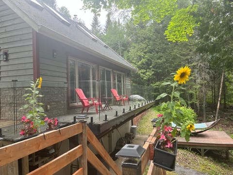 Back of the cottage, facing the lake