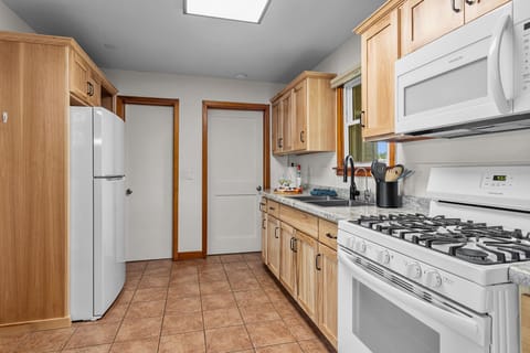 Full size fridge, gas stove/oven, microwave