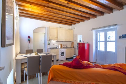 Kitchen or kitchenette,Seating area,Dining area