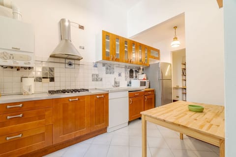 Nice 114 sqm apartment, perfect for 6 people, located on the third floor of a period building from the 1400s with lift (two steps to access it). The accommodation is located in the heart of the historic center: 450 meters from the San Lorenzo cathedral;  Apartment in Genoa