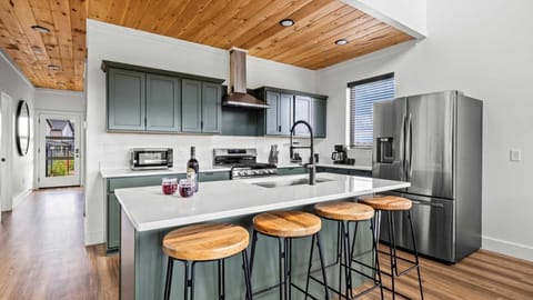 4 Bedroom Cabin with Hot Tub Game Room Mountain Views Lodges at