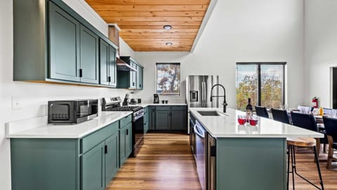 4 Bedroom Cabin with Hot Tub Game Room Mountain Views Lodges at