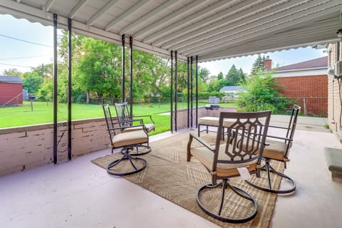Covered Patio | Charcoal Grill