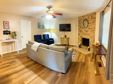 Welcome to Lucky Duck Lodge-your Lake Texoma getaway!
Living room with sofa bed