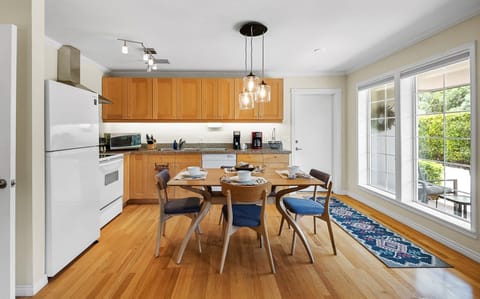 Full Equipped Kitchen and Dining Room