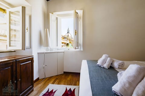 Bedroom with view on Via dei Coronari
