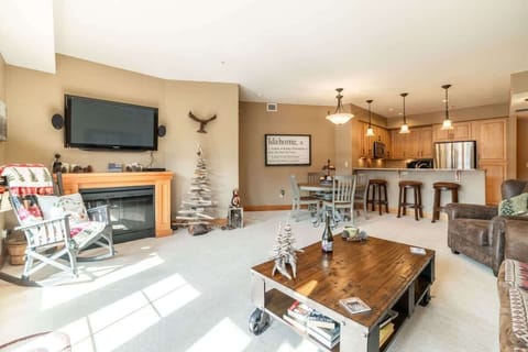 Modern & Cozy Living Space – Perfect for Relaxing!Unwind in this beautifully designed open-concept living room featuring a plush sofa, smart TV, and large windows that bring in natural light. The perfect spot to relax after a day of exploring downtow