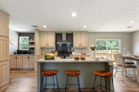 Cook with ease in our fully equipped, modern kitchen. Featuring a large prep island, stainless steel appliances, and a dedicated coffee station, you’ll have everything you need to whip up a gourmet meal or a quick snack.