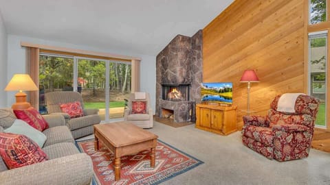 Living room w/ fireplace