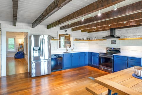 Kitchen | 1st Floor | Keurig K-Duo | Blender | Toaster