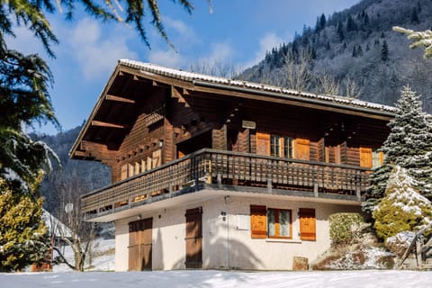 Chalet Henri is ideal for holidays with family or friends in the mountains. It has 3 bedrooms, one of which is very large with a double bed and 4 single beds. It is located on the sunniest side of Morzine and Montriond, just a short walk from the free shuttle bus stop that takes you to the Portes du Soleil ski area (Morzine-Les-Gets-Avoriaz), Lake Montriond, the centre of Montriond and the centre of Morzine in just a few minutes. 