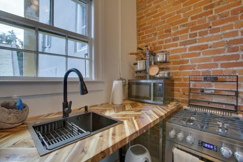 Kitchen | Refrigerator | Free WiFi | Single-Story Unit