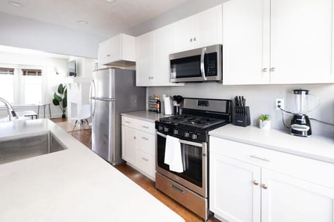 Full kitchen for gourmet meal prep!