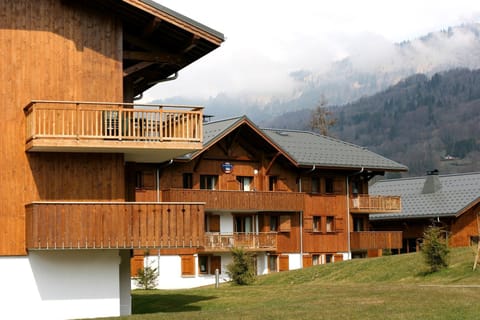 You will love the location of this property in the summer, just 200m from a mountain biking trail!