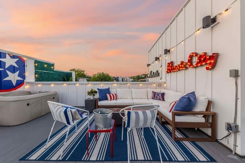 Spacious Rooftop Retreat with Cozy Fire Pit
