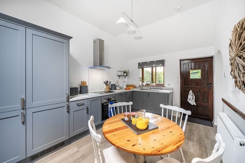 Chapel Cottage, Winterborne Kingston: The kitchen offers an additional relaxed dining area