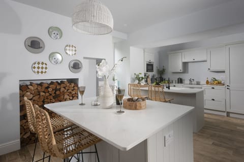 Breakfast bar and large kitchen island - The Elms