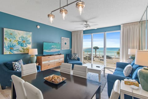 Spacious living area with plenty of seating, Queen sleeper sofa, Gulf views, 55" Smart TV with easy access to Roku, Prime TV, Netflix, and more!