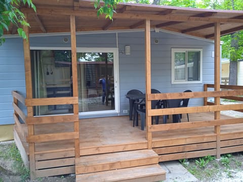 Met eettafel en stoelen en louncheset