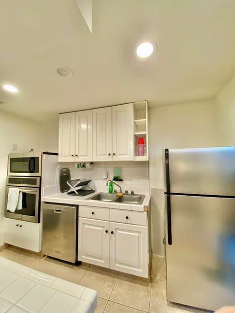 Full Kitchn w/ Fridge