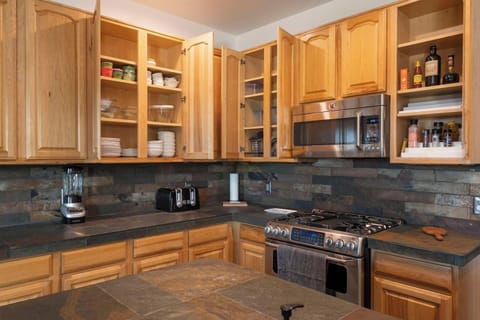 Well stocked kitchen for all your culinary needs!