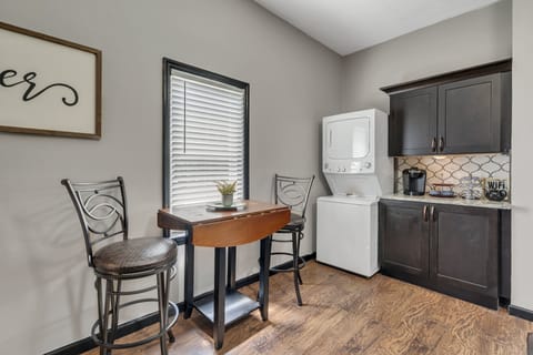 Full Kitchen w/ In-Unit Washer & Dryer