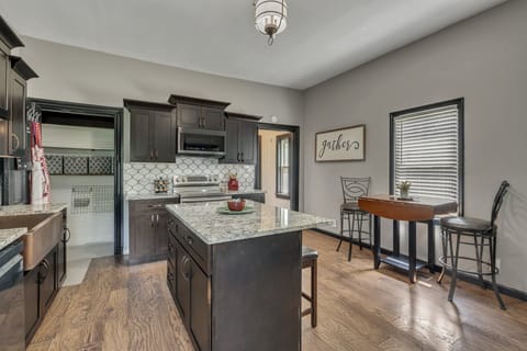 Full Kitchen w/ Seating for 4 People