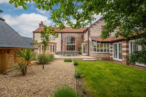 Seagate House, Brancaster: Enclosed garden with outdoor dining area