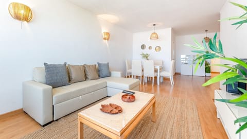 The living room is  very bright and comfy, perfect to relax a bit or enjoy a meal
#bright #rest #relax #comfy #algarve #portugal